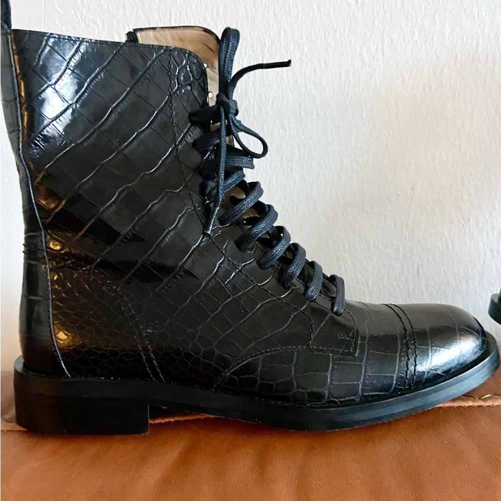 Theory laced up boots made w textured, leather size 7